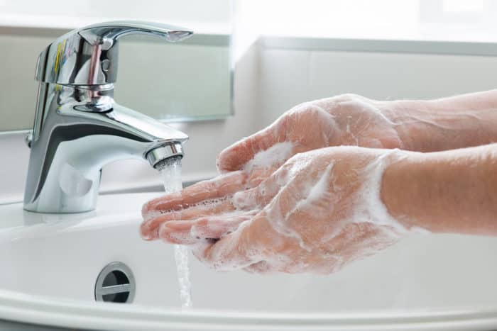 spălați-vă mâinile de la toaletă