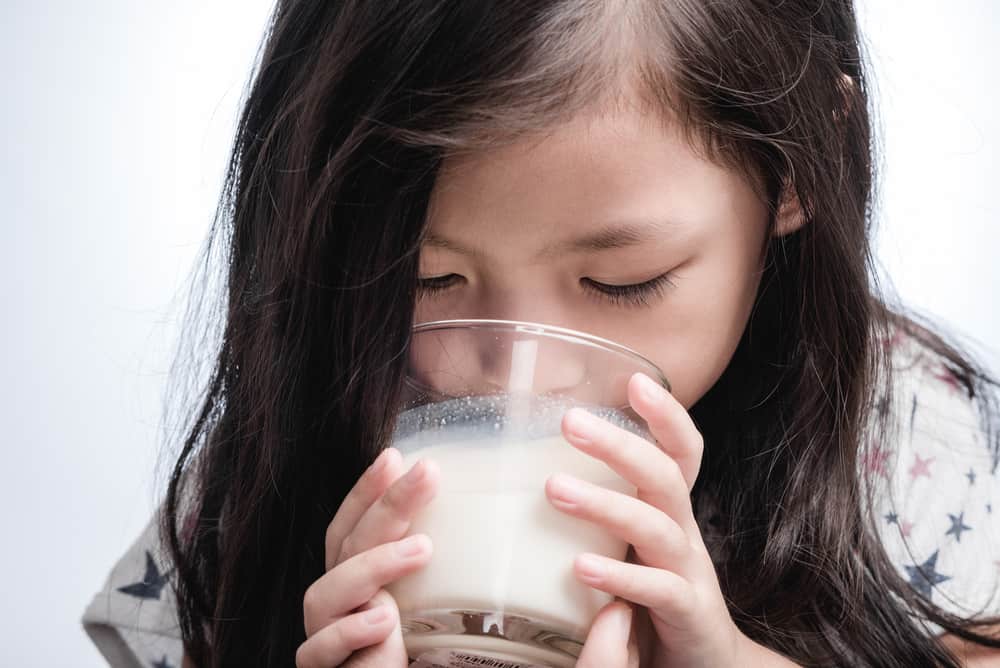 beneficiile consumului de lapte înainte de a merge la culcare