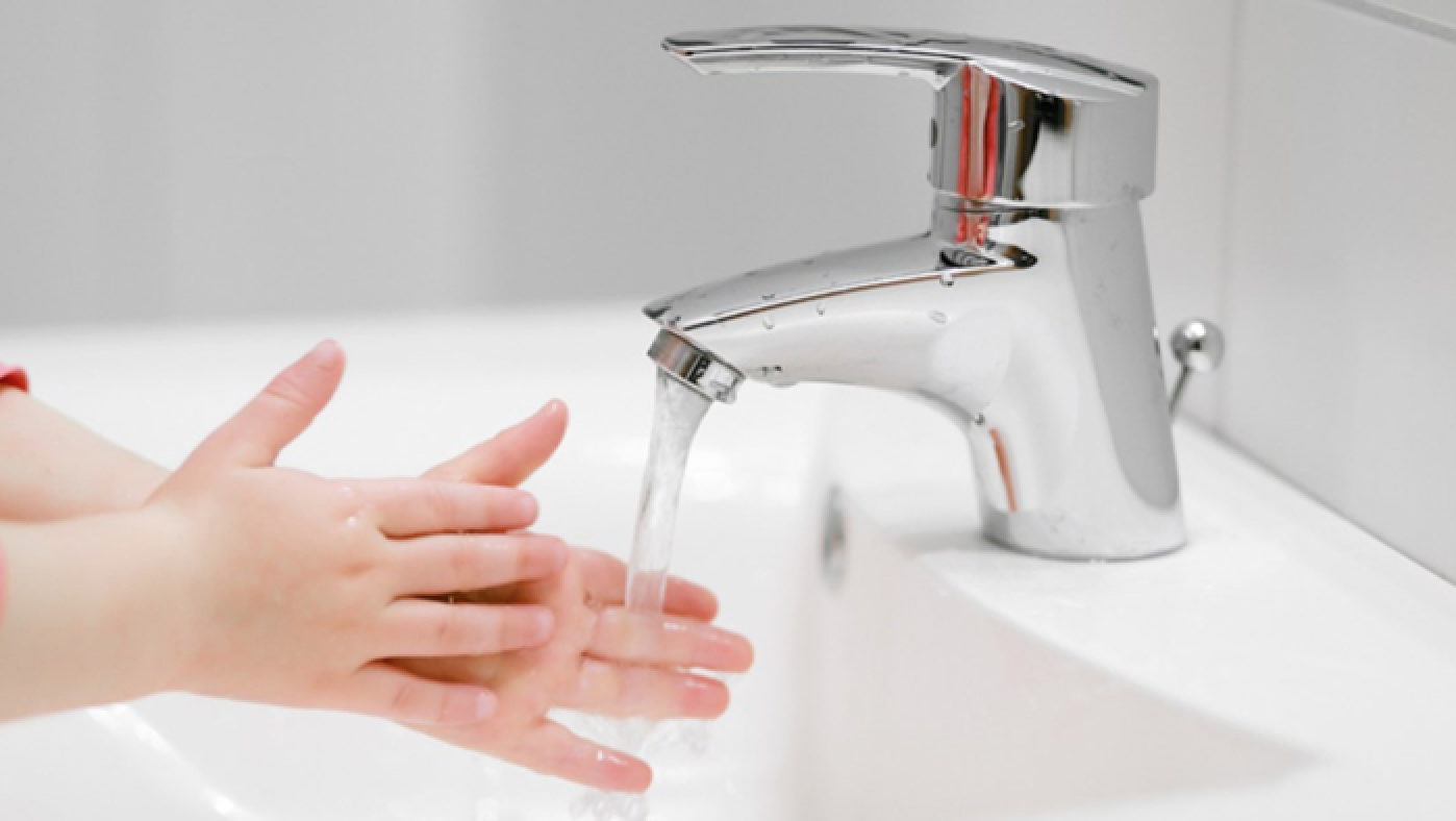 spălați mâinile cu apă curentă