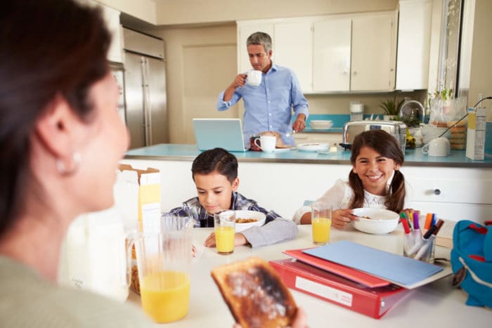Micul dejun îmbunătățește inteligența copiilor în timp ce merge la școală