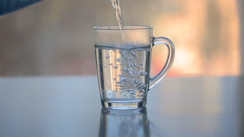 beneficiile de a bea apă caldă