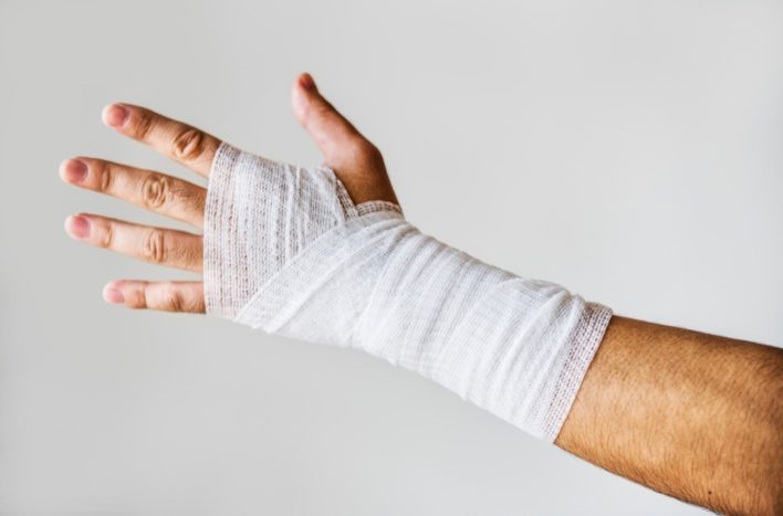 ridicați bandajul sângeros de mână rănit