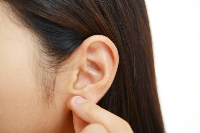 spatele mirosului urechii