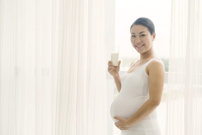 femeile gravide beau lapte