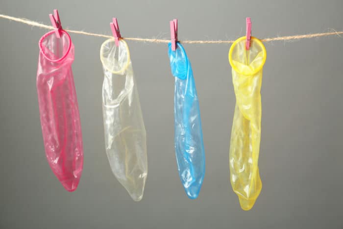 prezervativele sunt folosite de două ori