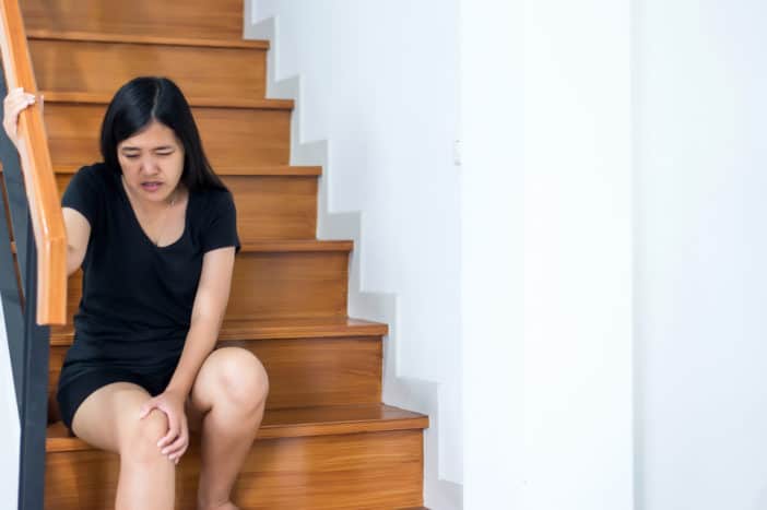 genunchiul doare atunci când urcă scările
