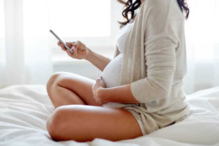 jucând telefoane mobile în timp ce sunt însărcinate
