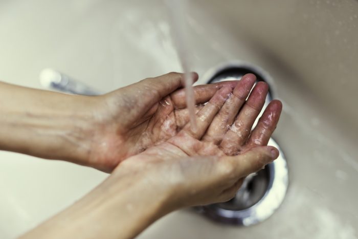 spălați mâinile
