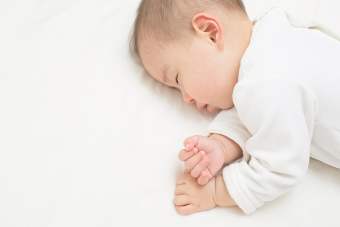 bebelușul doarme după vaccin
