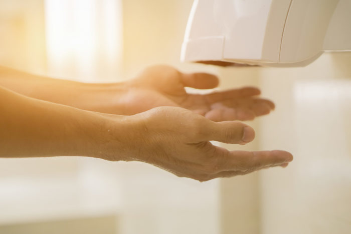 Uscarea mâinilor cu o mașină de uscare în loc să se răspândească mai multe germeni