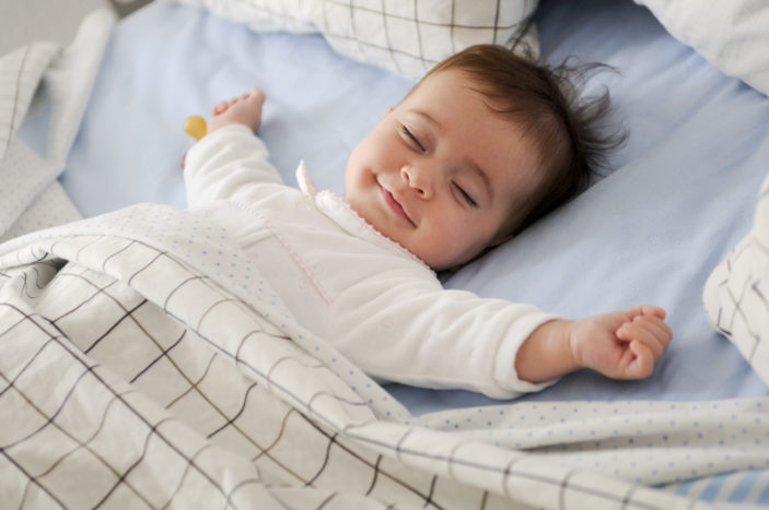 copilul zâmbește în timpul somnului