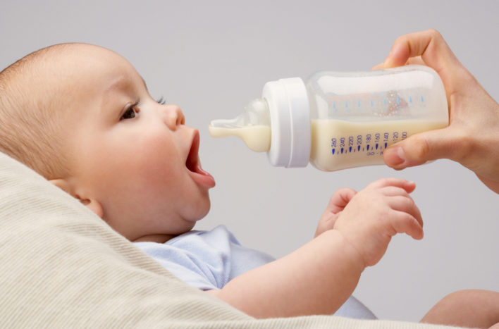 bebeluș cu formula de lapte