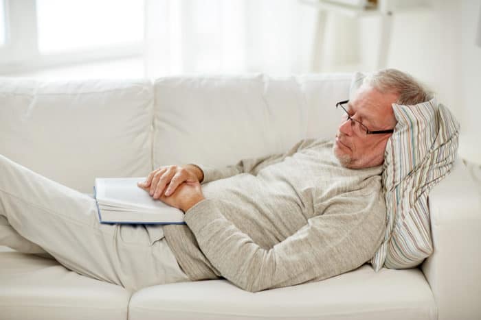 persoanele în vârstă iau adesea un pui de somn