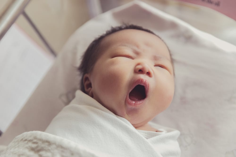 copil născut încă înfășurat în sac amniotic