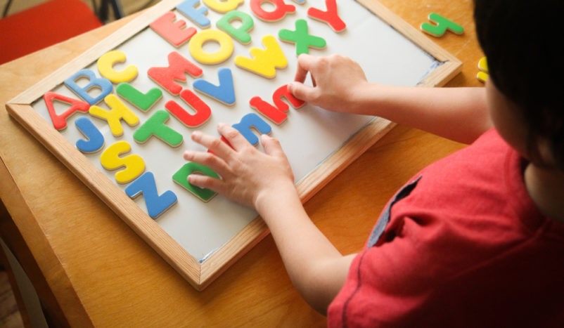 învățarea limbilor străine ca terapie pentru copiii cu autism