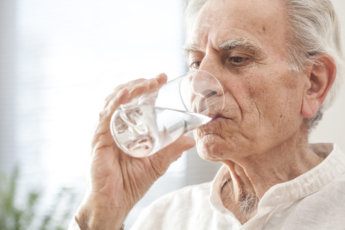 vârstnicii beau prea multă apă
