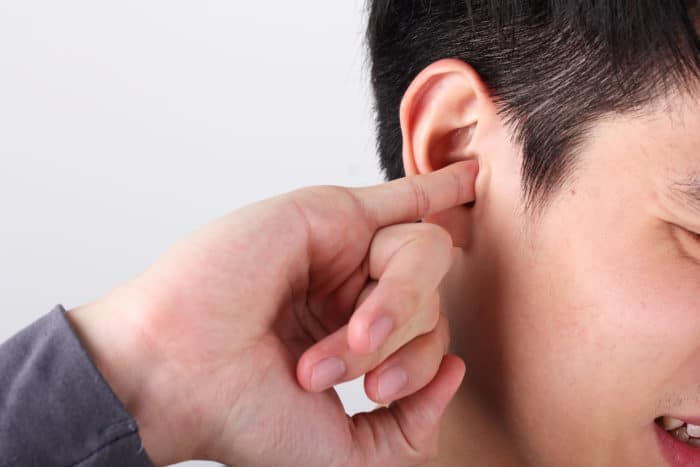 să învingă urechile înfundate